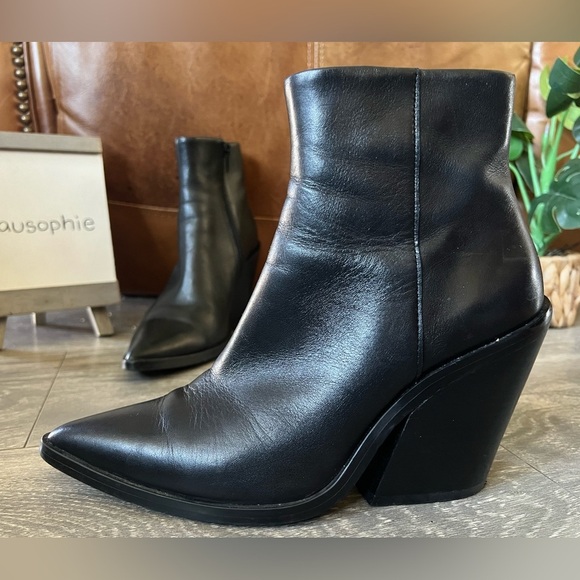 Steve Madden Clarise Black Leather Pointed Toe Chunky Heel Ankle Booties. Size 7 - Picture 1 of 8